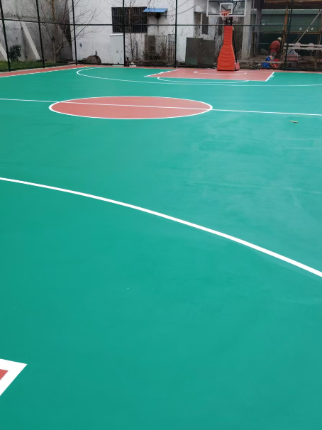 南郊 球场长期使用易出现地面开裂
